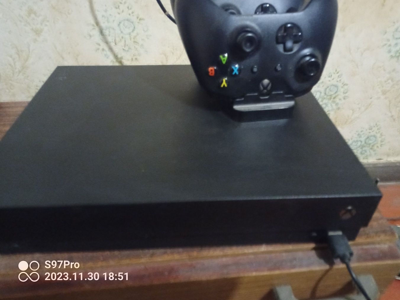 Xbox one X з двома геймпадами і док станція з акумуляторами