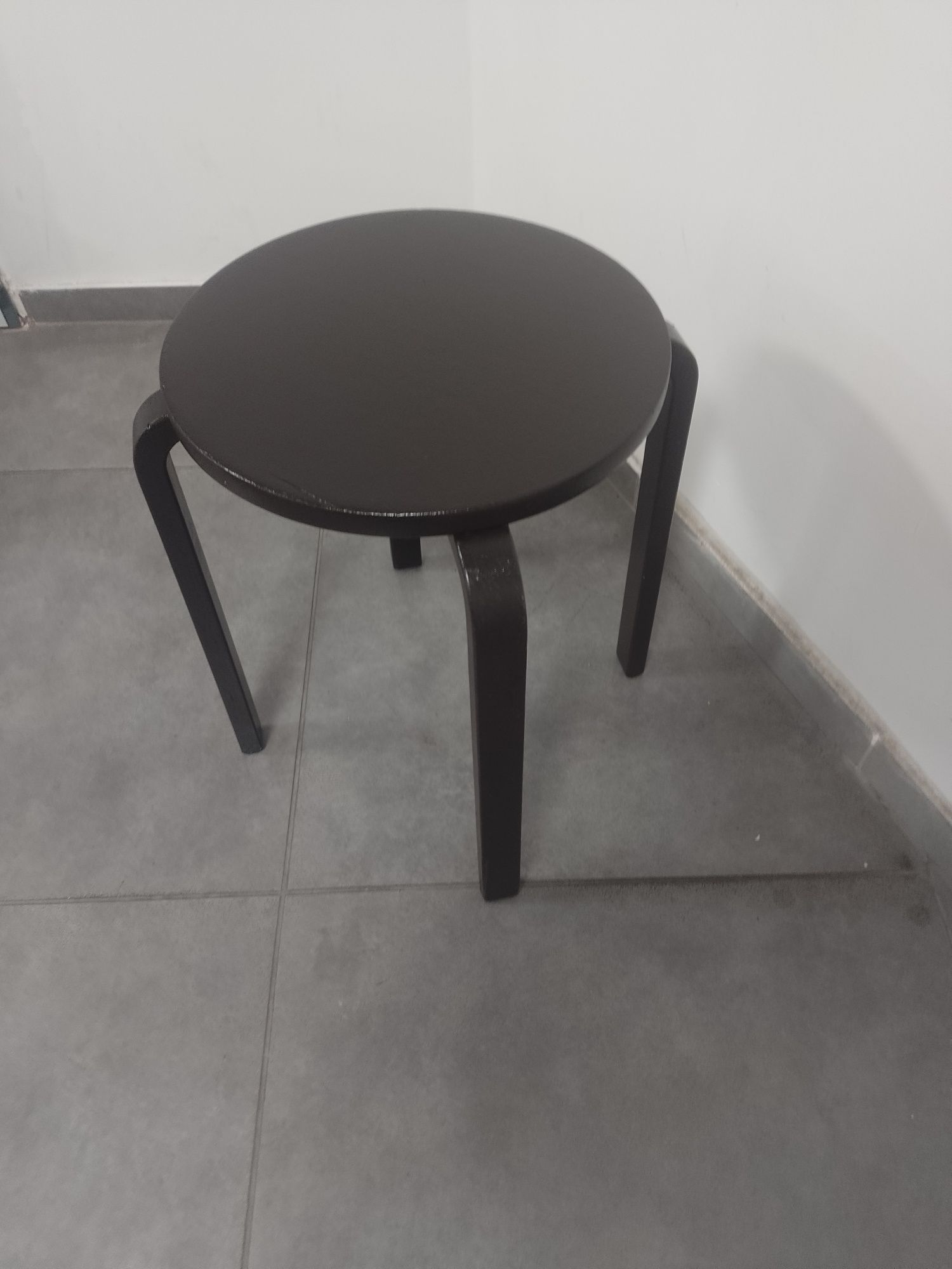 Sprzedam mały drewniany stolik wysokość 45 cm.