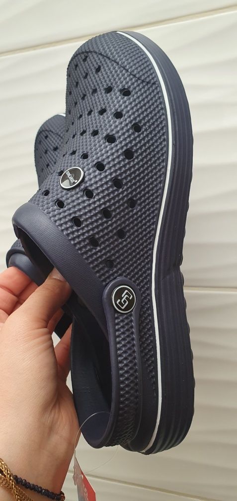 Klapki laczki 41 krokodylki a'la crocs granatowe z dziurkami na codzie