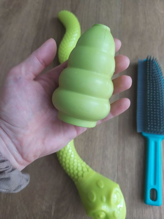 Kong, wąż do wylizywania smaczków i silikonowa szczotka