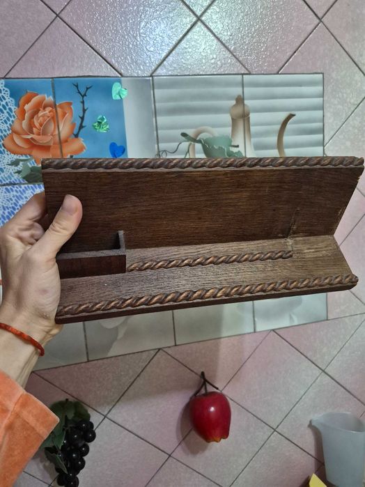 Дерев'яна поличка