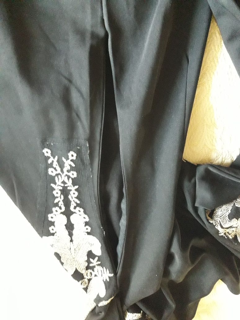 Платье чёрного цвета, с вышивкой, р. 44