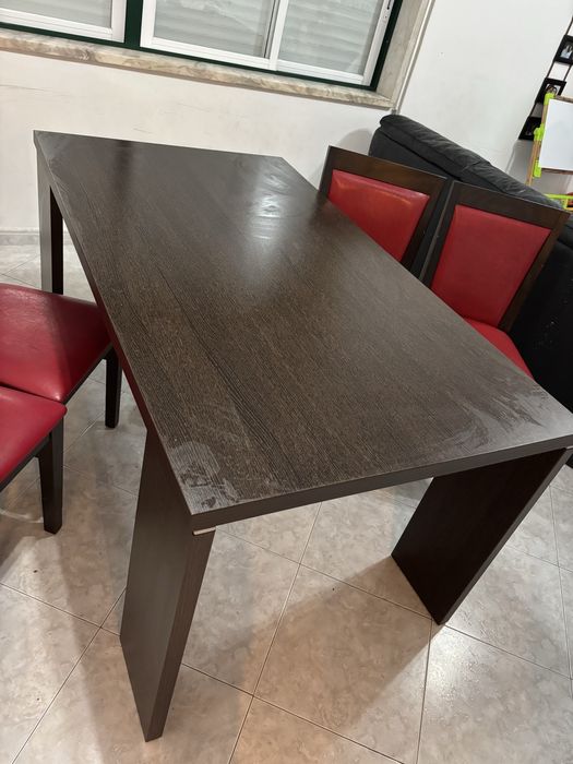 Mesa de refeiçao com cadeiras