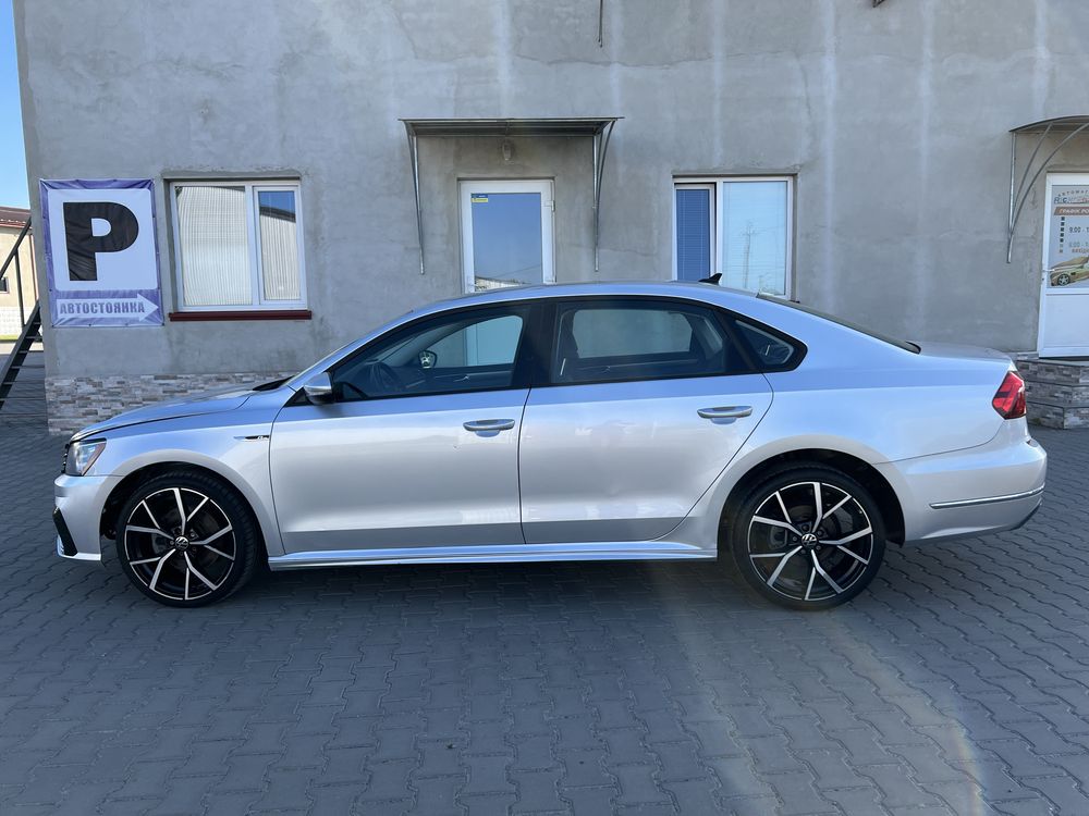 Volkswagen Passat B8 USA R-Line 2.0 Бензин 2018 57тис км