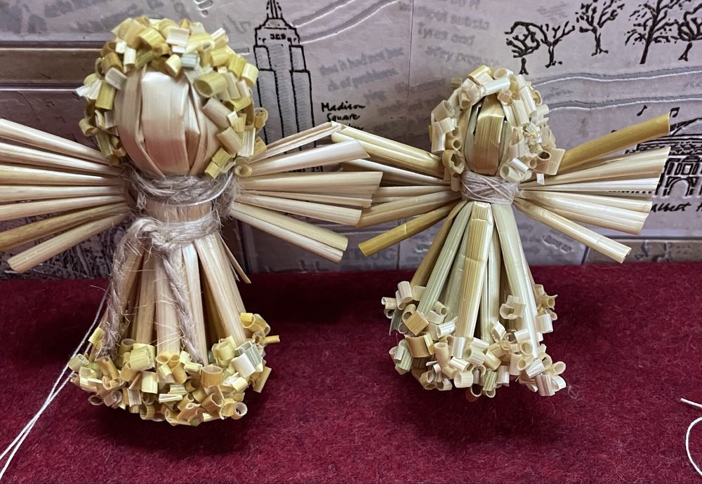 Різдвяний соломʼяний янгол і купідон.