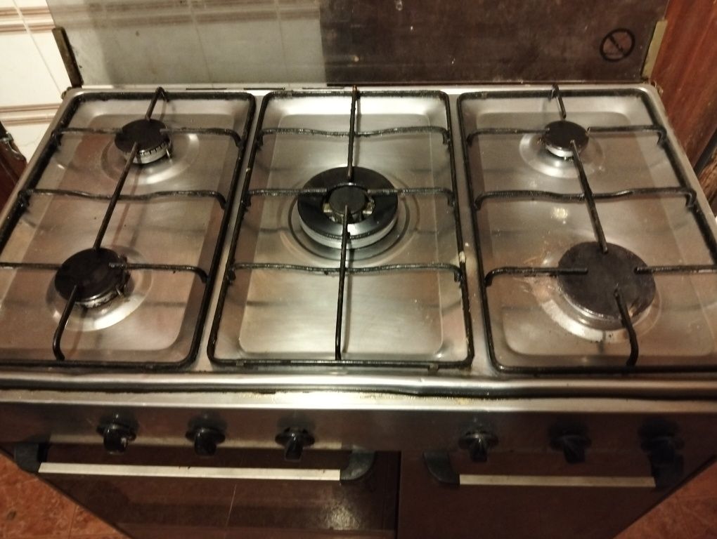 2 fogões a bilha e gaz de companhia