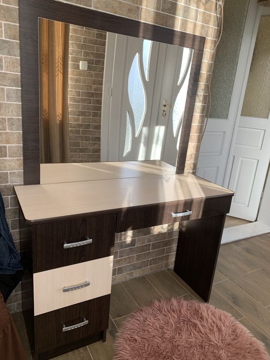 Косметичний столик