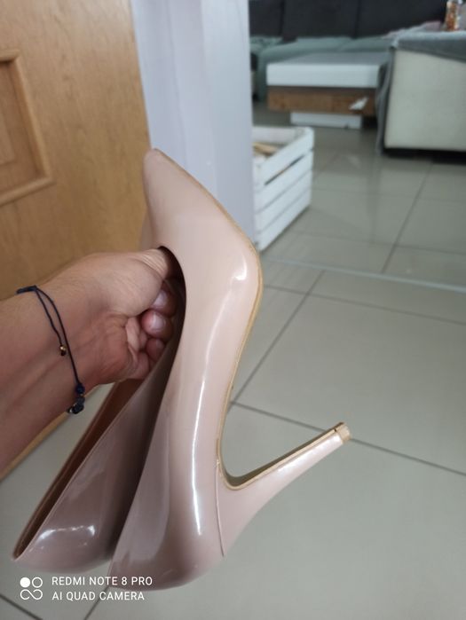 Nowe beżowe szpilki nude 39 lakierkowe