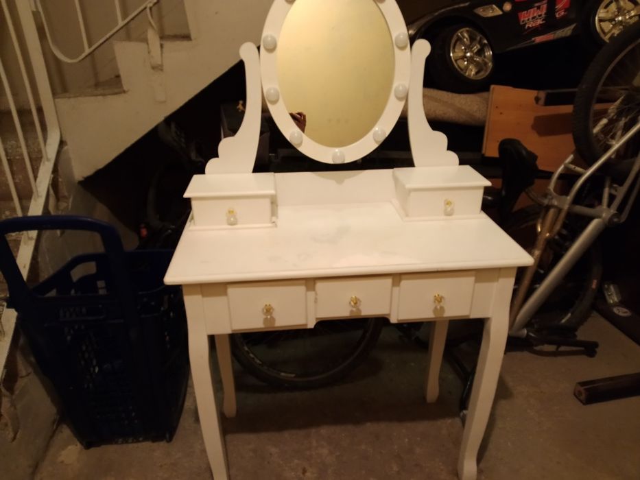 Toaletka biała z lustrem