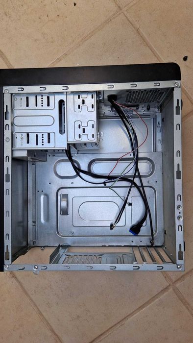 Caixa Micro-ATX preta com leitor de disco