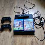 PlayStation 4 plus 2 pady i 2 gry