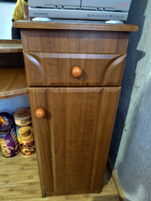 Меблі в спальню б/у шкаф, туалетний столик