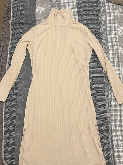 Сукня з високим горлом