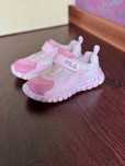 Sprzedam sportowe buty dla dziewczynki w rozmiarze 25