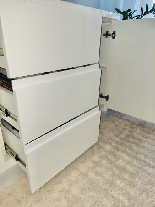 Biała komoda na wysoki połysk z półkami i 3 szufladami