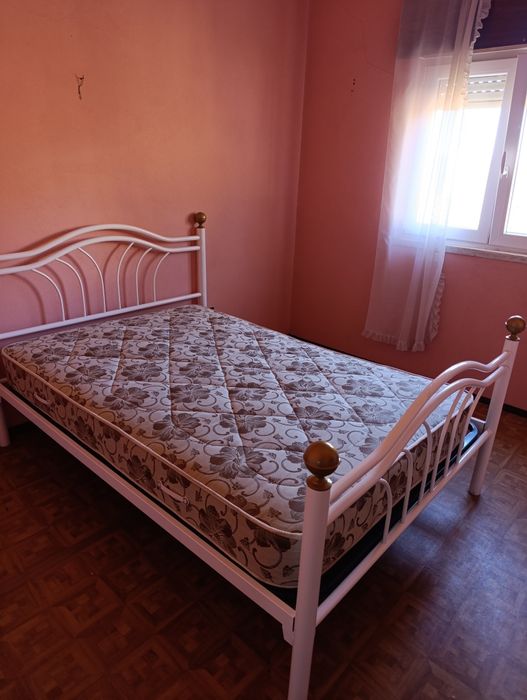 Cama em ferro branca