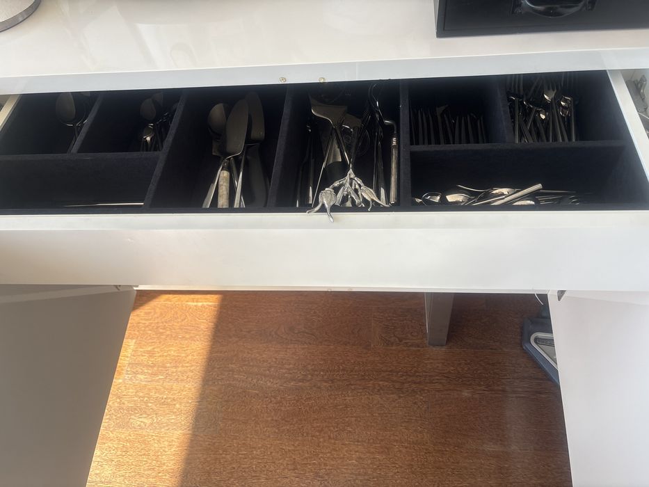 Aparador branco com portas com vidro