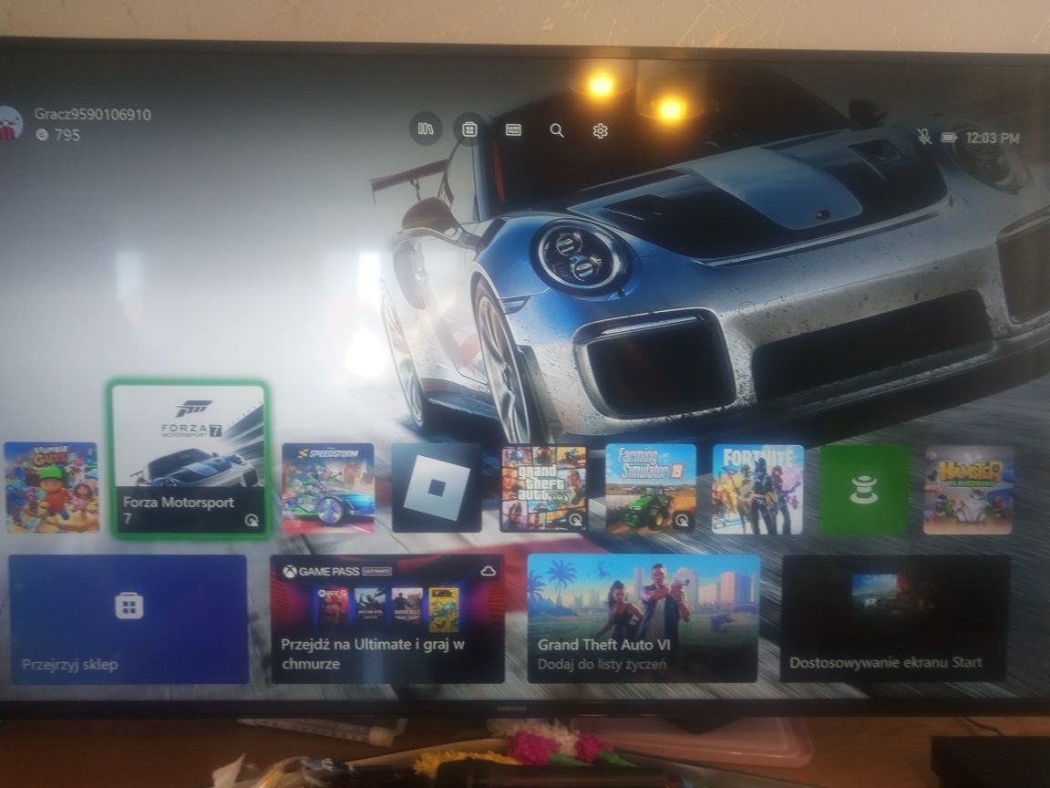 XBOX One X 1 TB / 2 pady / 10 gier