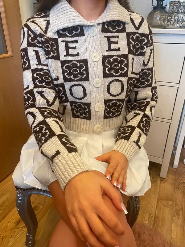 Sweter krótki bershka brązowy logowany monogram s xs beżowy