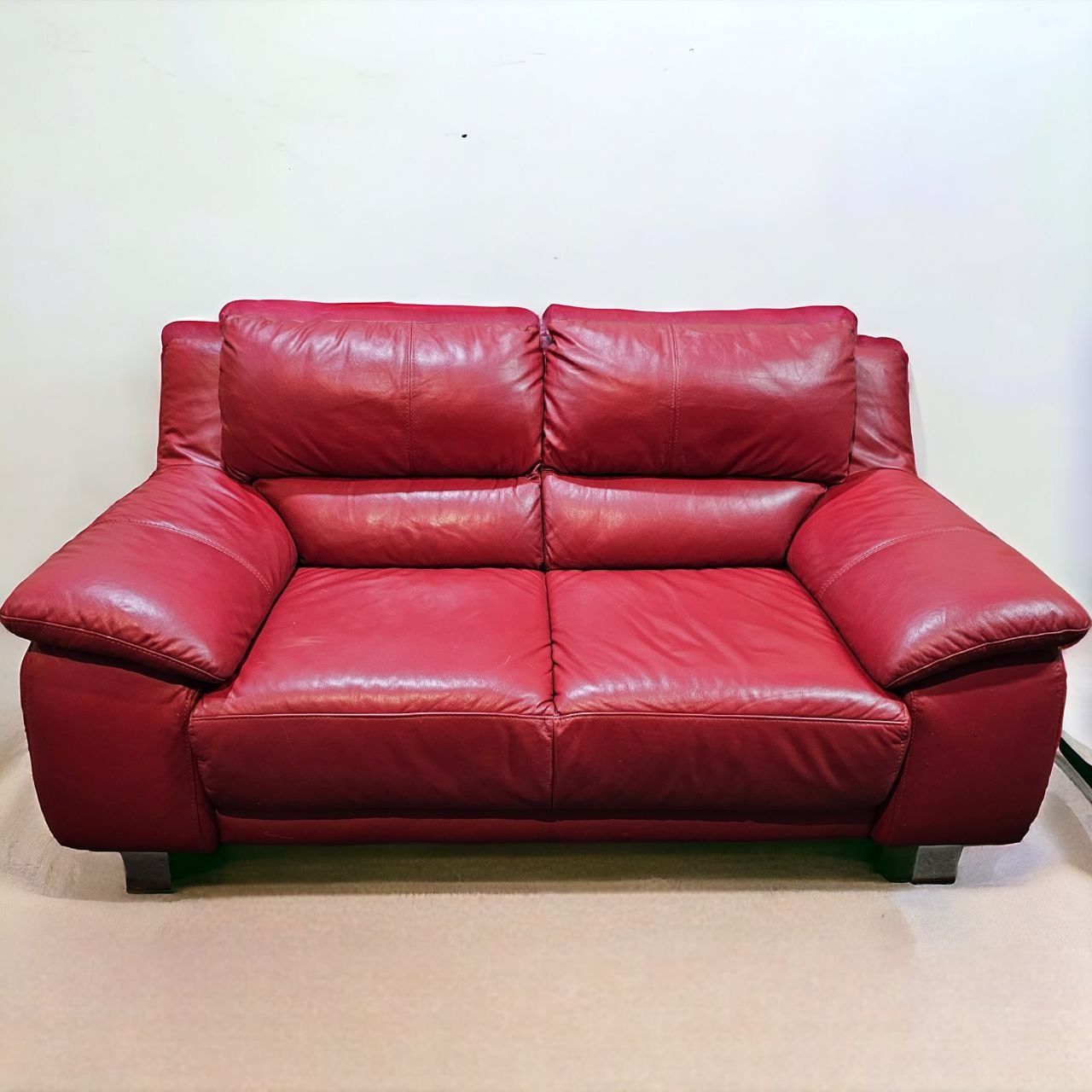 Кожаный  двухместный диван  красного  цвета . Италия.  Б/у