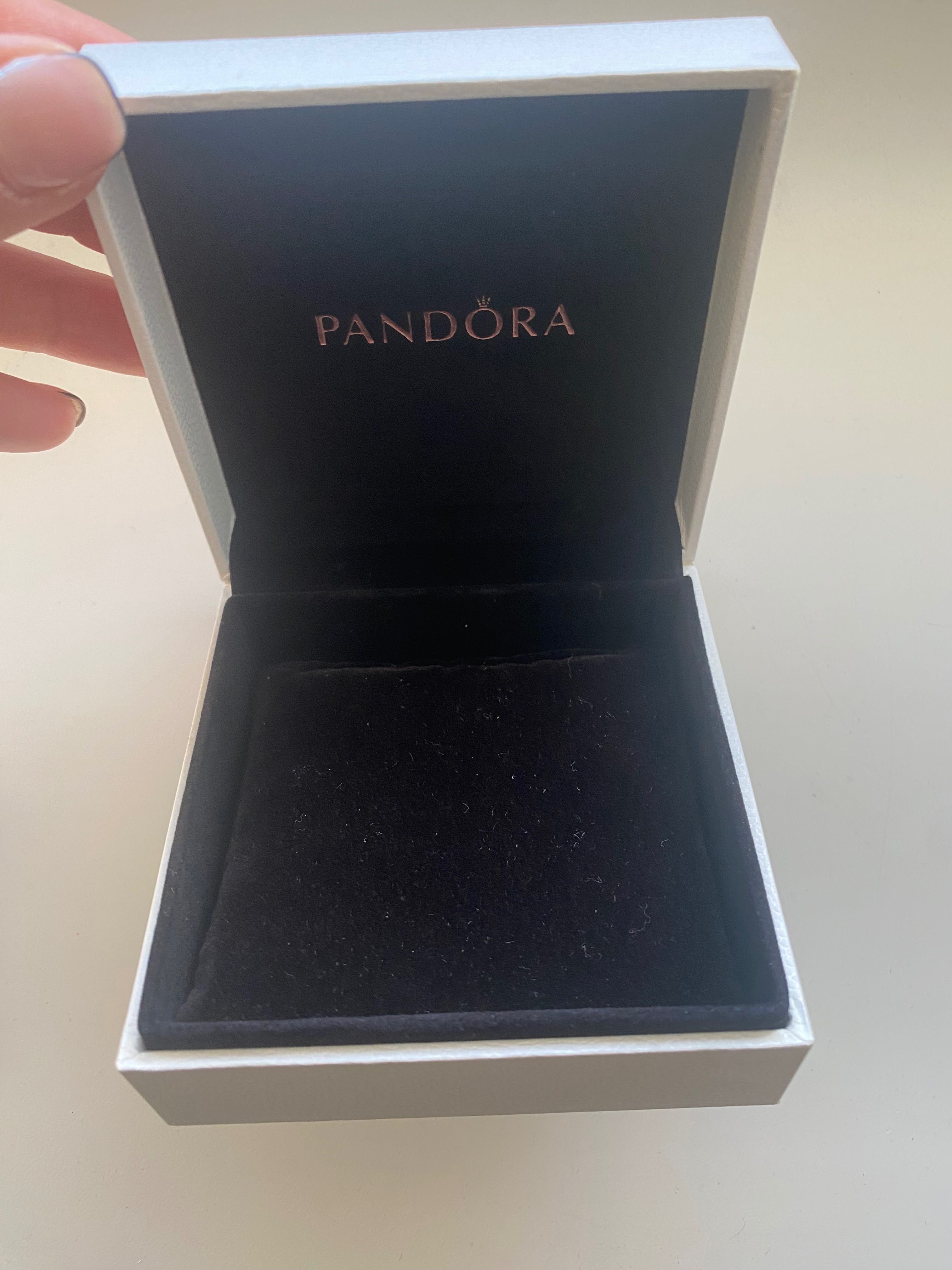 Коробка від браслету Pandora