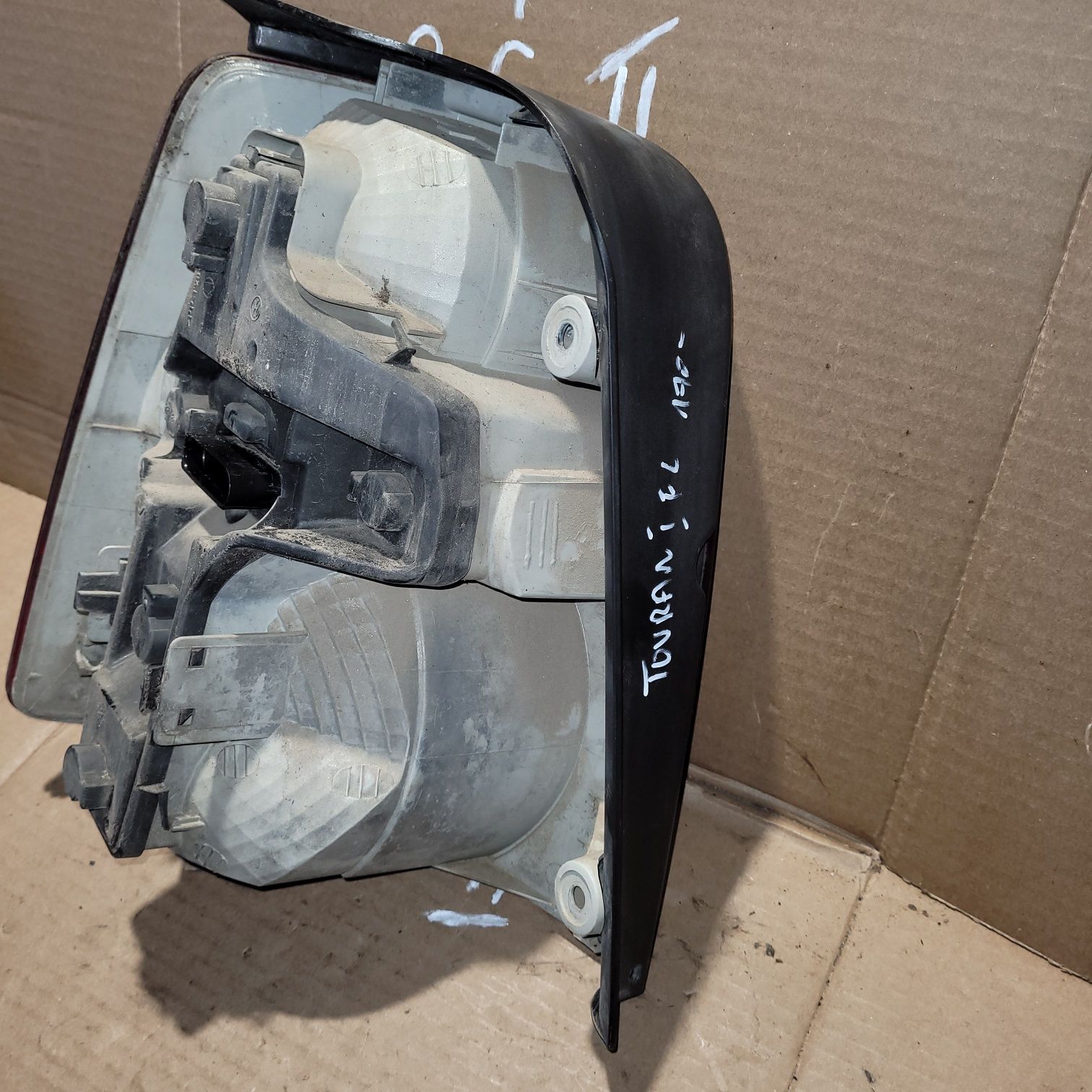 Lampa tył prawa vw Touran I lift 2007r HELLA