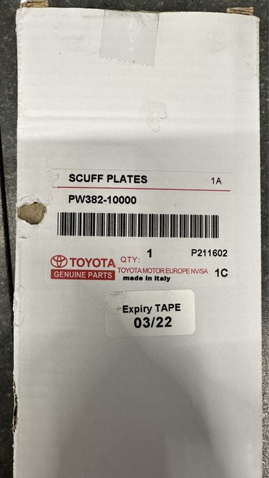 Aluminiowe listwy na progi Toyota C-HR 16-23r ORYGINALNE