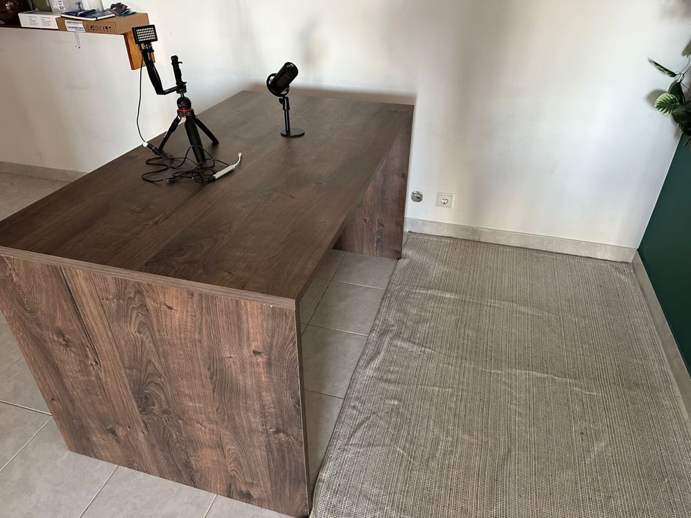 Mesa em madeira novinha Jom