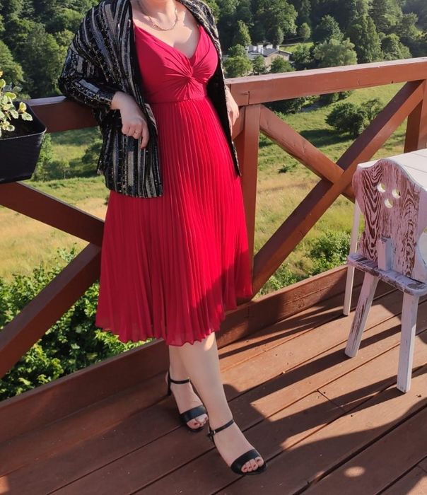 Czerwona plisowana 42 44 sukienka wesele na ramiączkach linia A dekolt