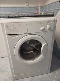 Maquina de Lavar roupa iindesit