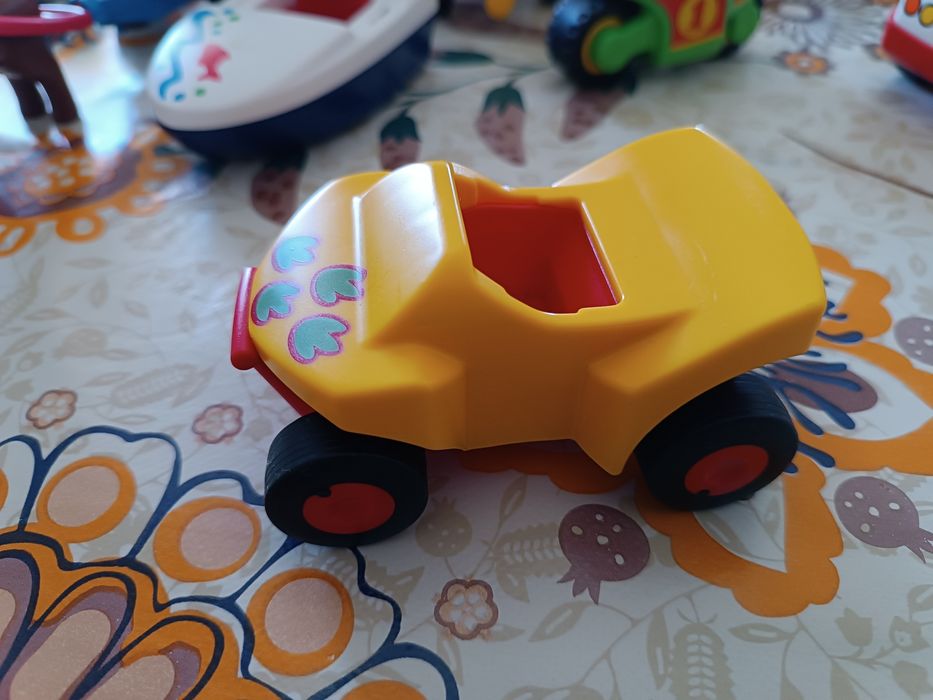 Playmobil 1.2.3. 
Autocarro 3€
Carroça 2€
Moto quatro 2€
Avião 2€
Mota