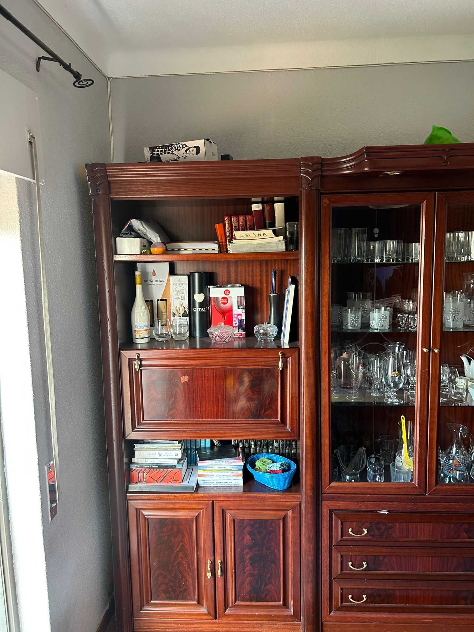 Móvel de sala em madeira – com vitrines e arrumação