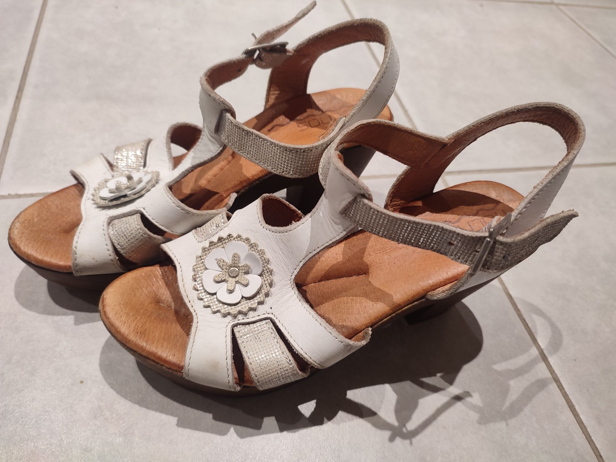 Sapatos brancos e bejes