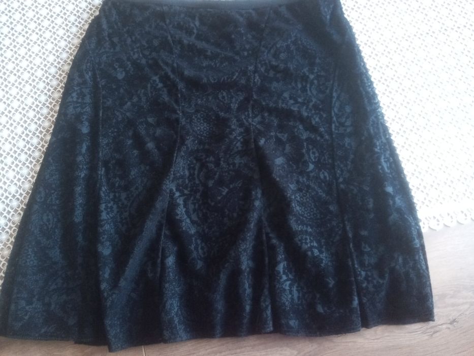 Spódniczka rozkloszowana na gumce r. 18 (46)