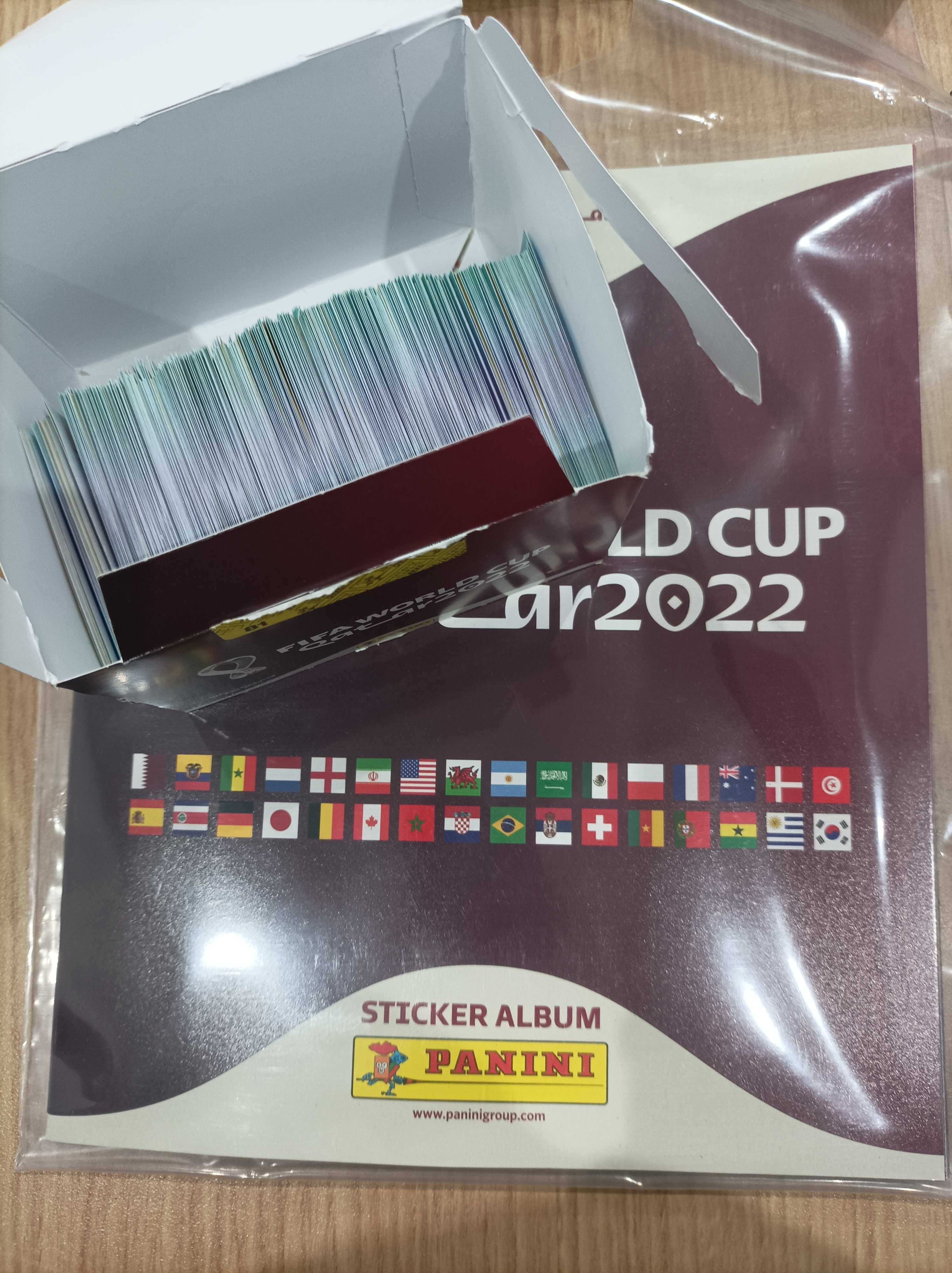 Caderneta completa com 670cromos ainda por colar.