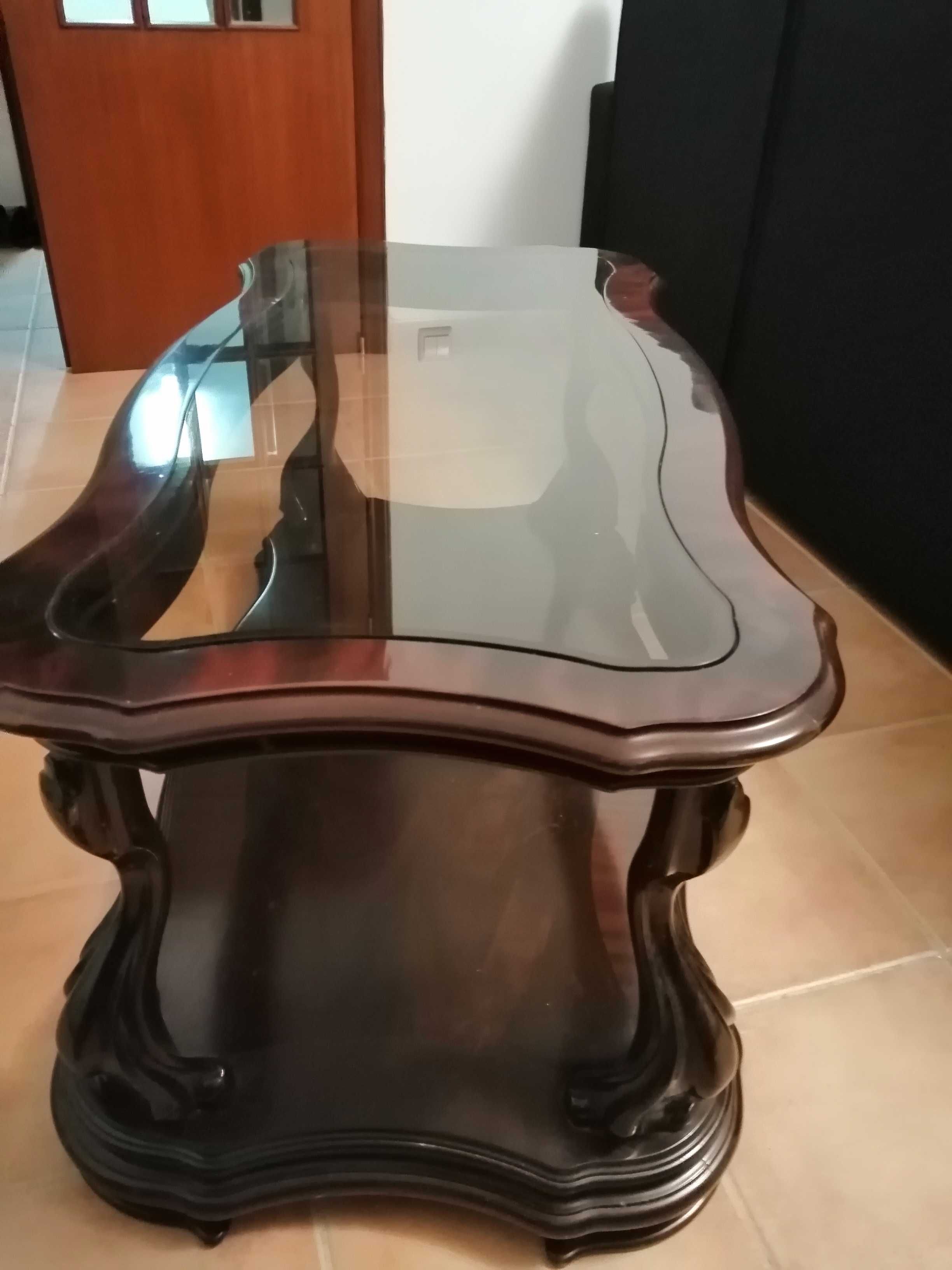 Mesa de centro com vidro