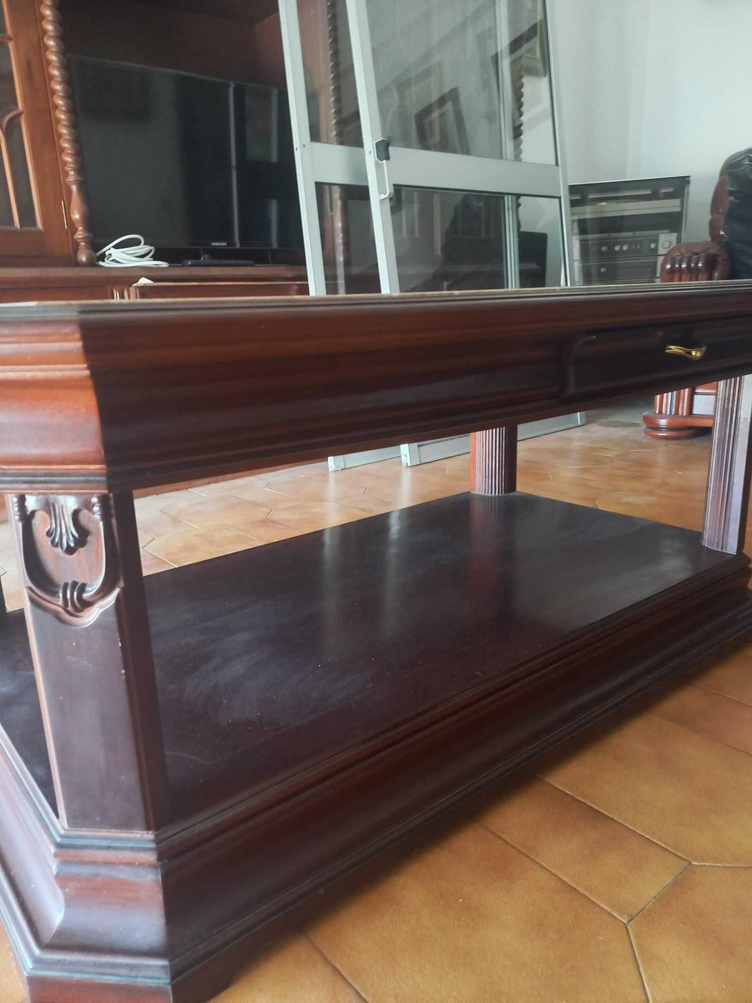 Mesa de Centro Clássica com Tampo em Mármore