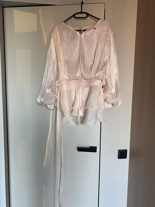 Сукня (вірусна в інстаграм) з блискучої тканини зі шлейфом