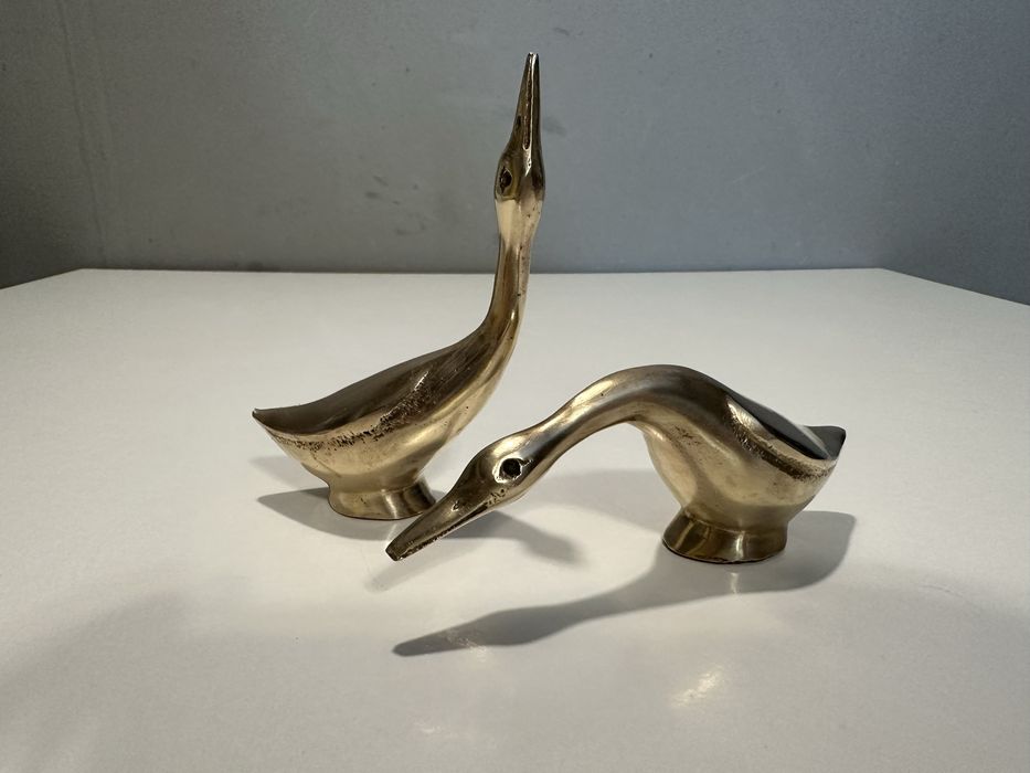 Escultura de dois gansos em latão.