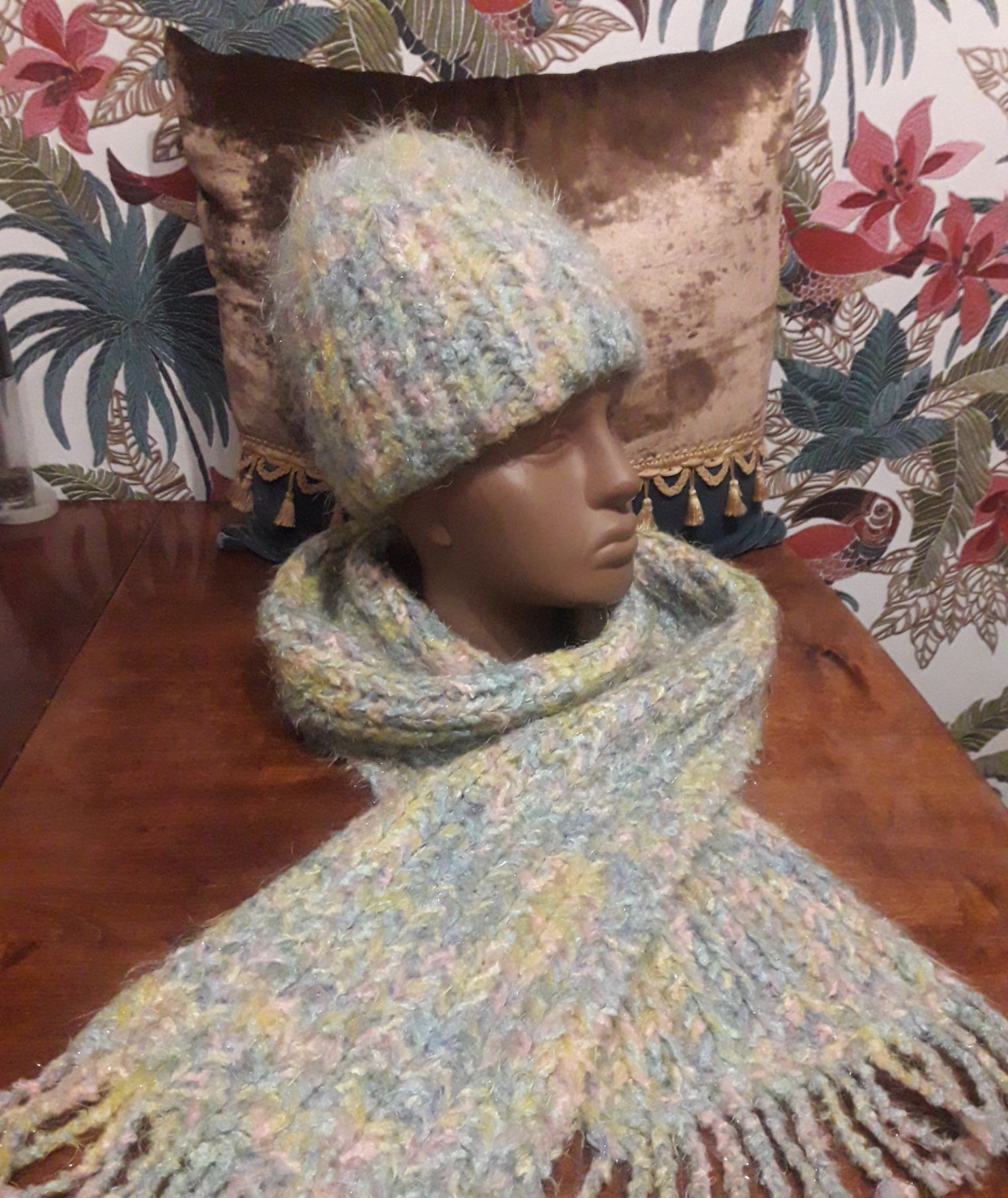 Жіноча шапка і шарф .