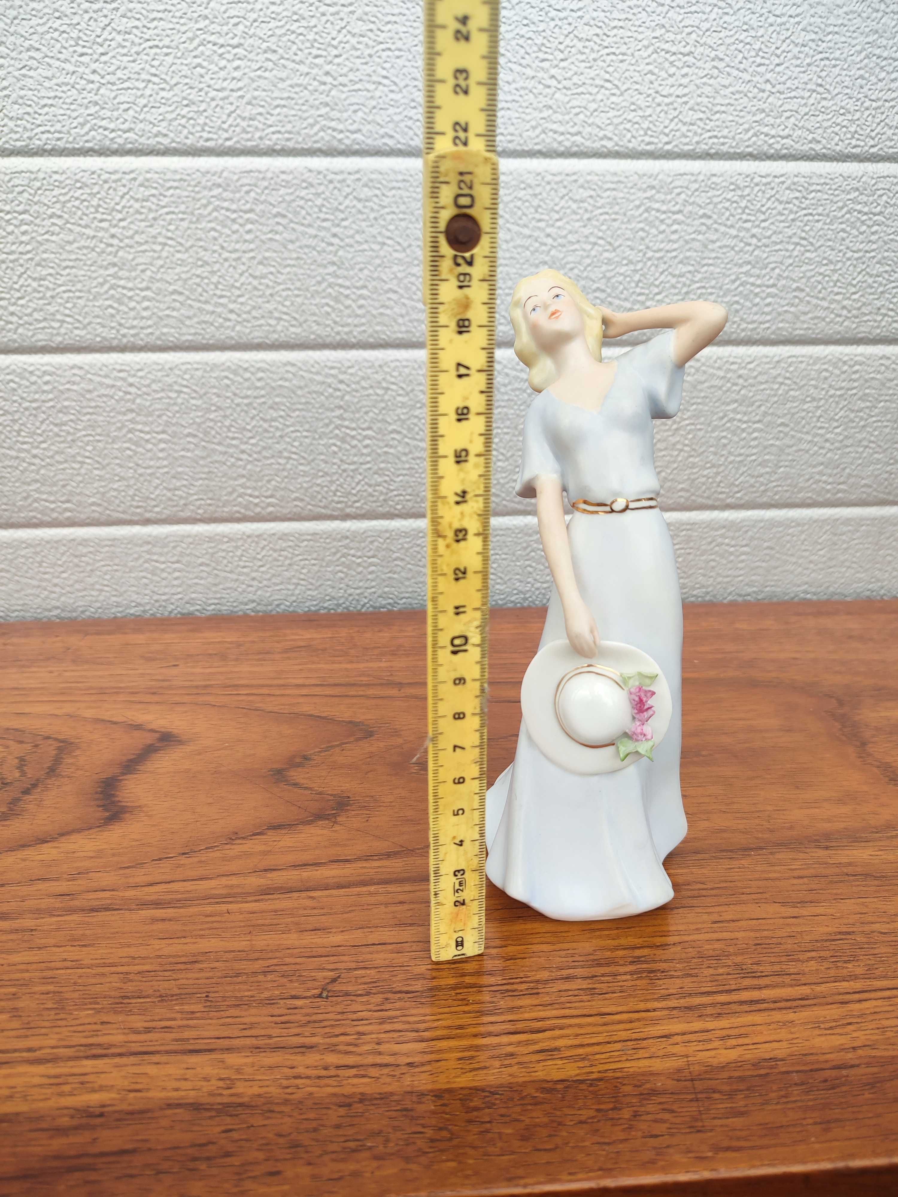 Porcelanowa Figurka Royal Dux - Kobieta z kapeluszem - vintage - Y
