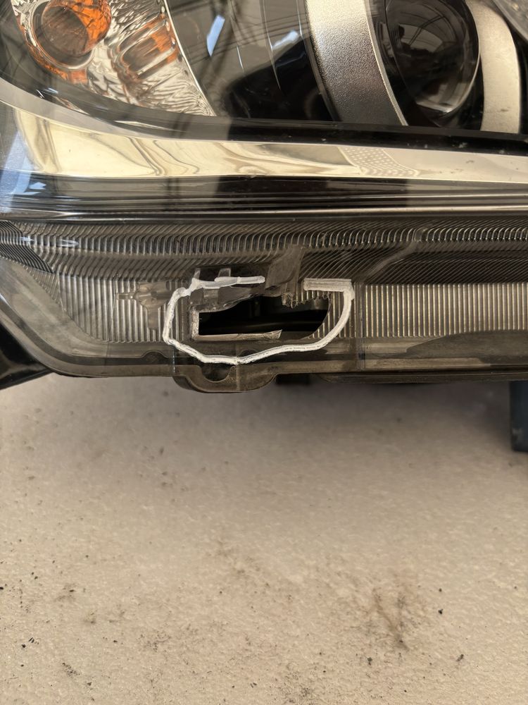 Toyota Hilux VIII 8 lampa prawy przód prawa przednia LED