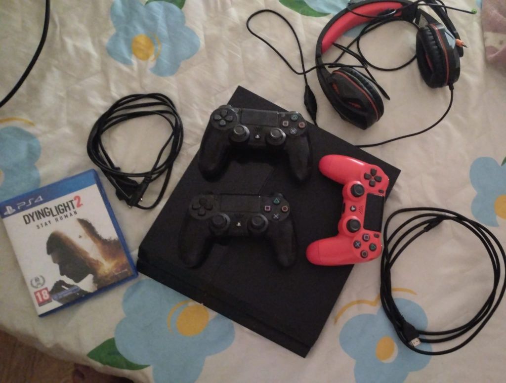 PlayStation 4 com controles