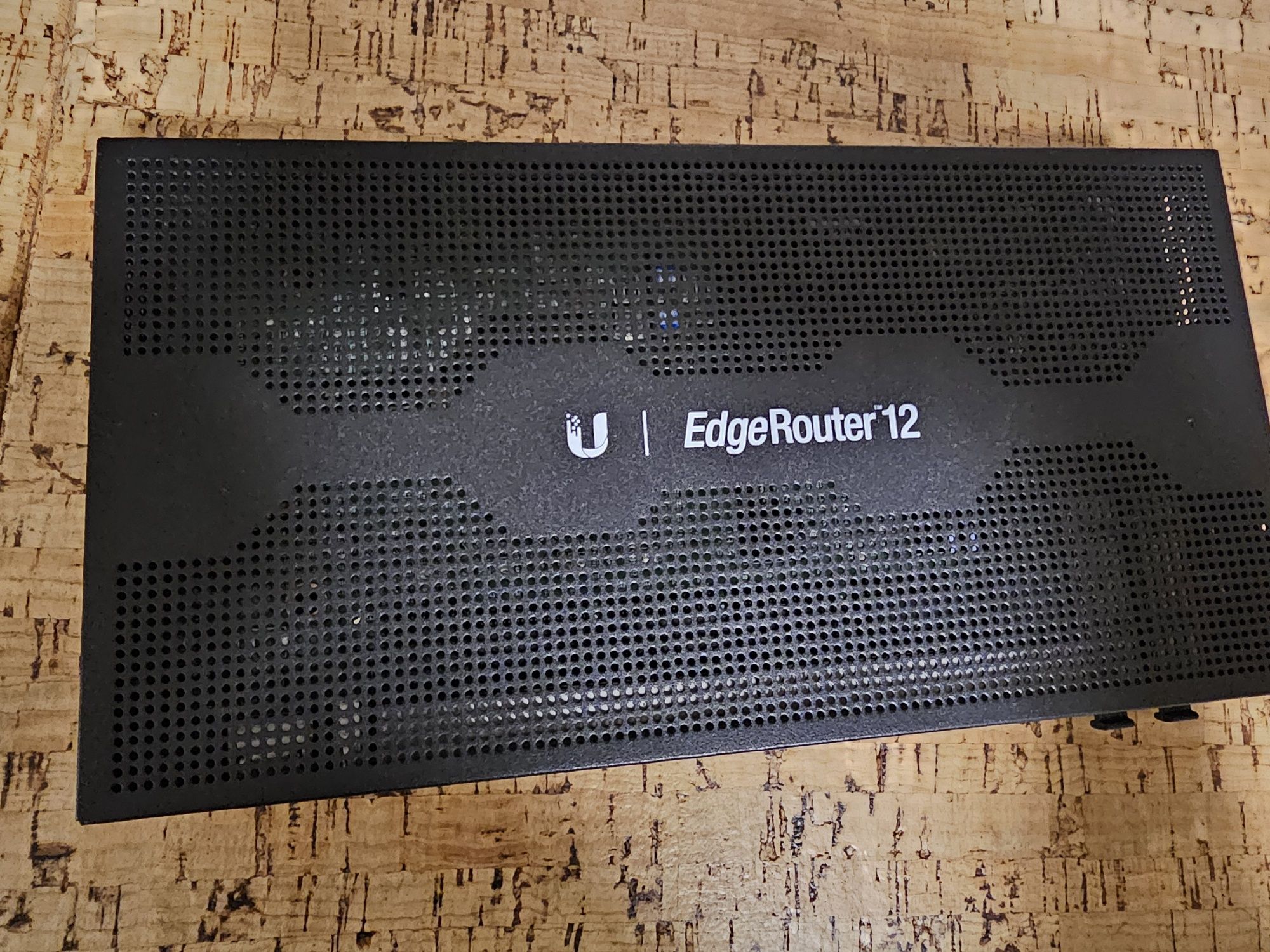 Router profissional ubiquiti edgerouter 12 + switch estado novo