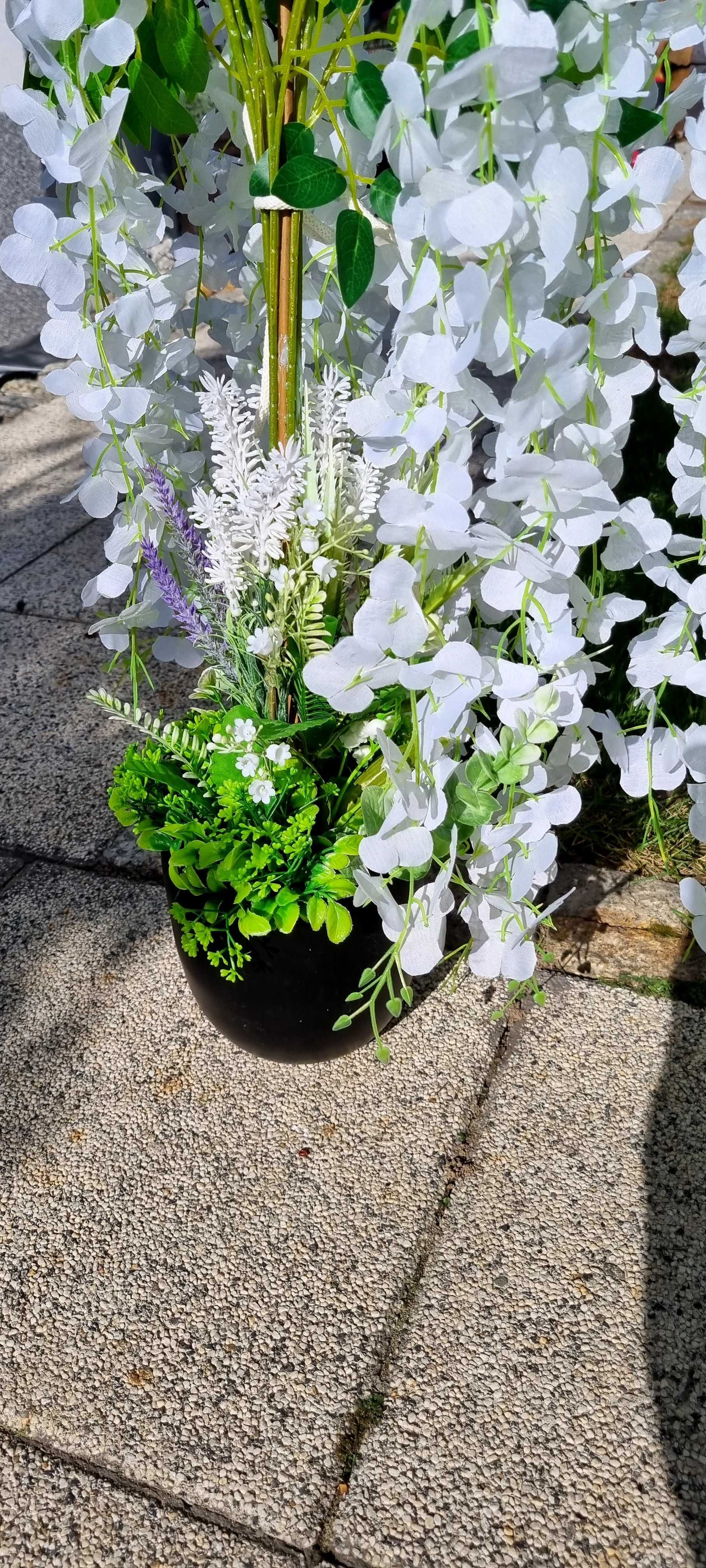 Kompozycja z biala wisteria