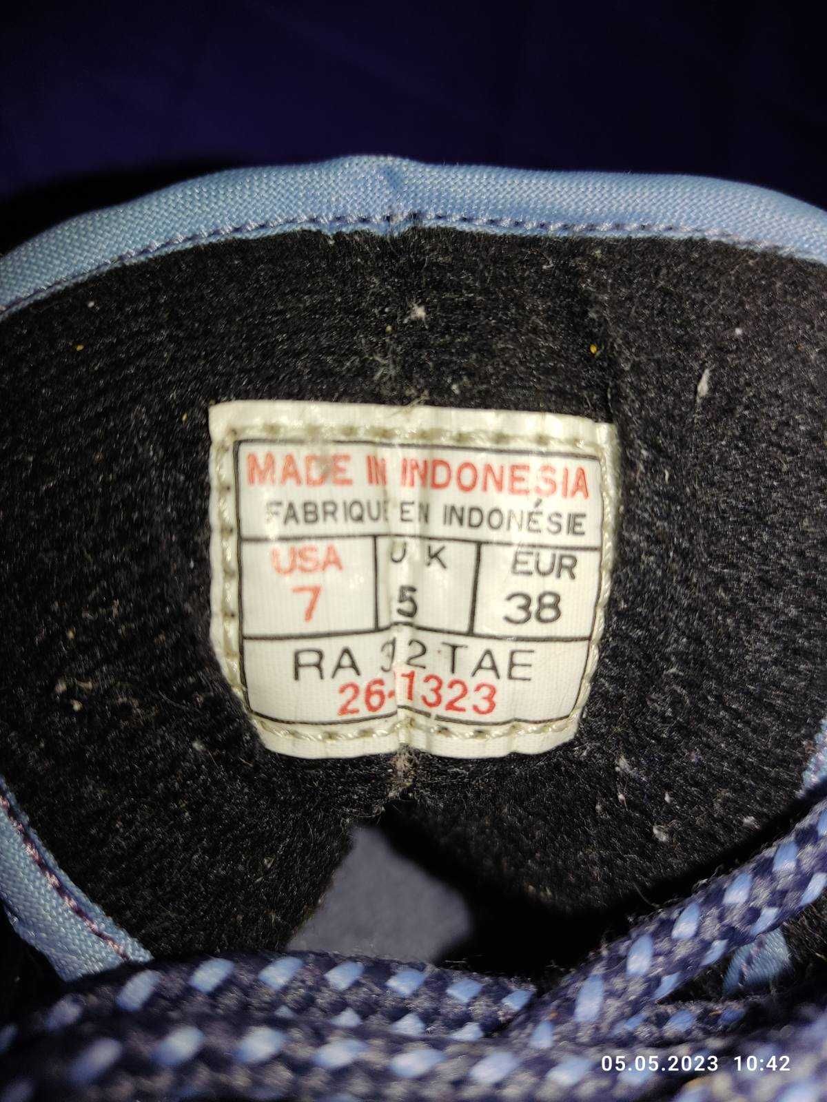 Кросівки Reebok.