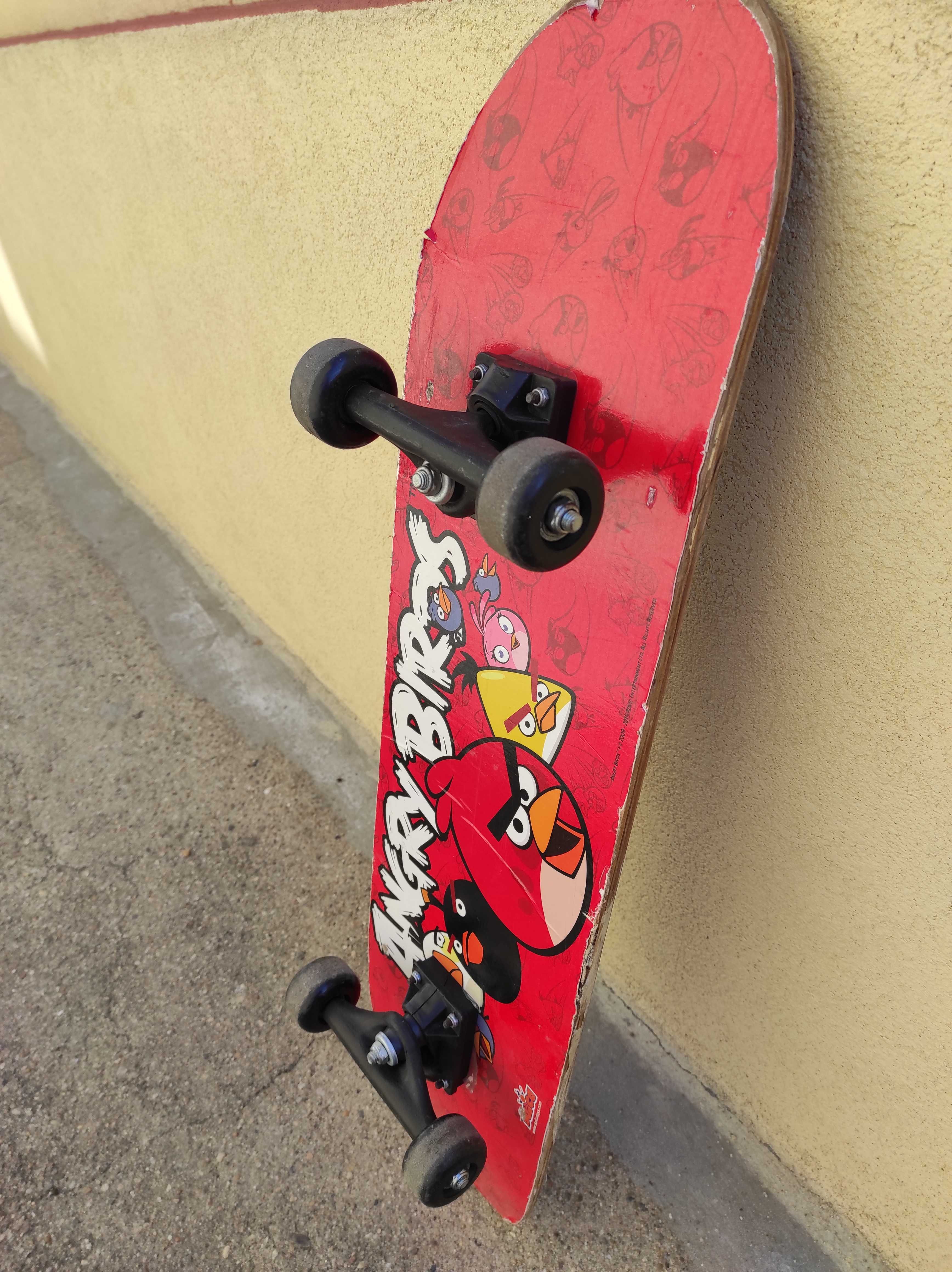 Skate com 75cm de comprimento em ótimo estado de funcionamento