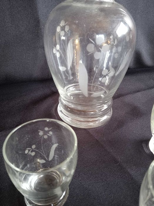 Licoreira e copos, antiga.