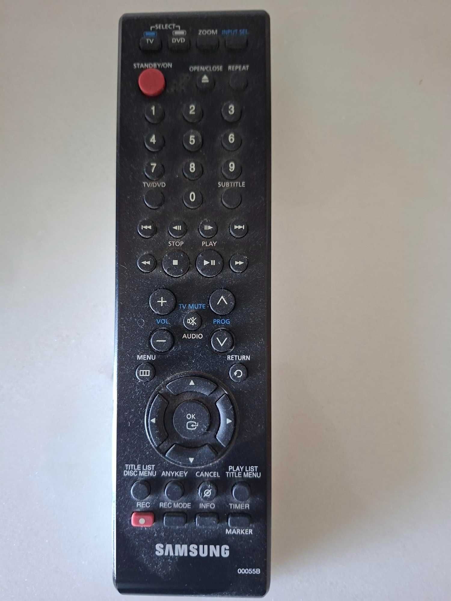 Televisão Samsung com suporte parede, em bom estado, usada a funcionar