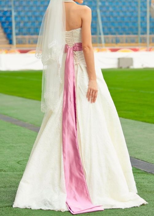 Ажурное кружевное свадебное платье с розовой сиреневой лентой